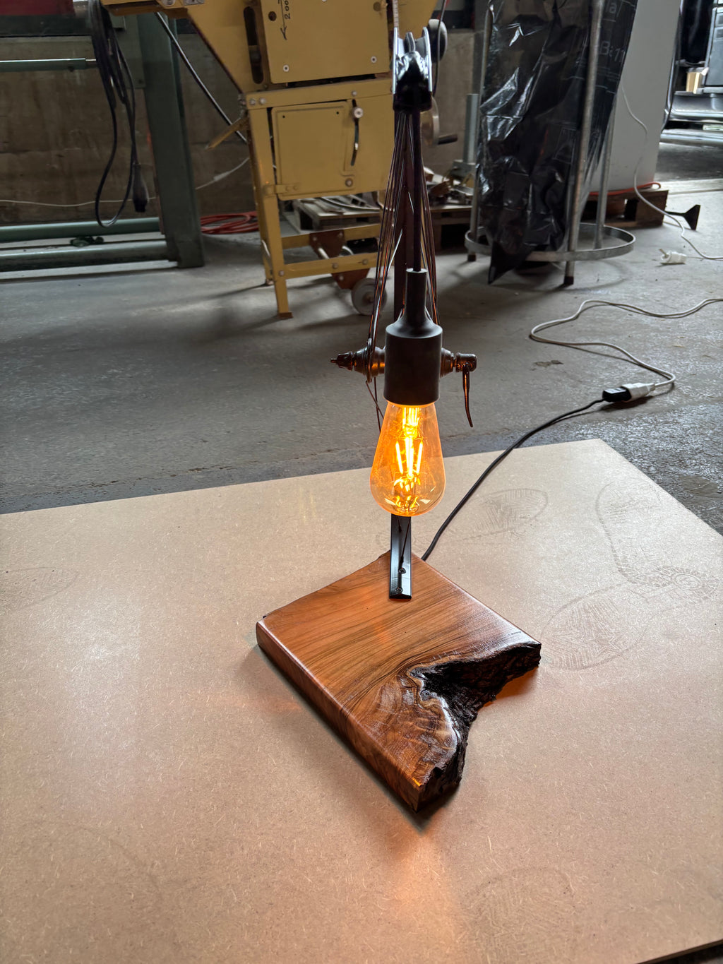 mrwood - rustic wheel lamp